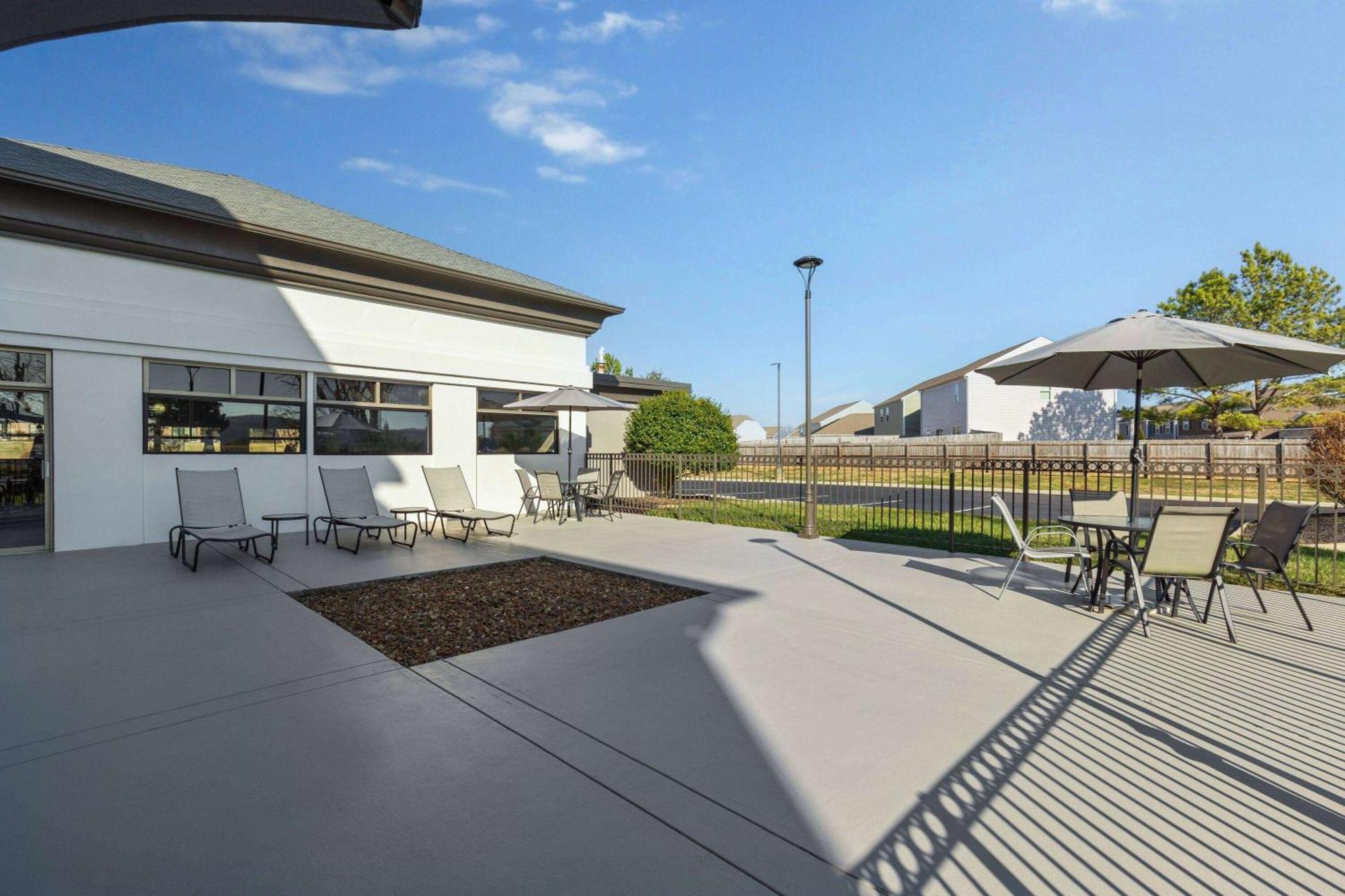 La Quinta By Wyndham Loudon Hotel Exterior photo