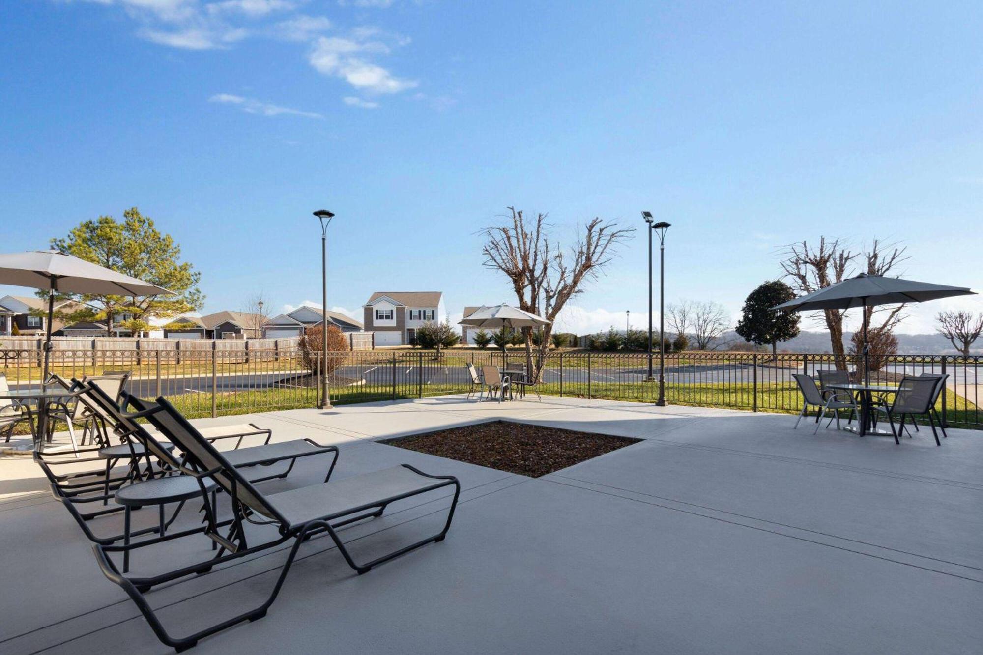 La Quinta By Wyndham Loudon Hotel Exterior photo
